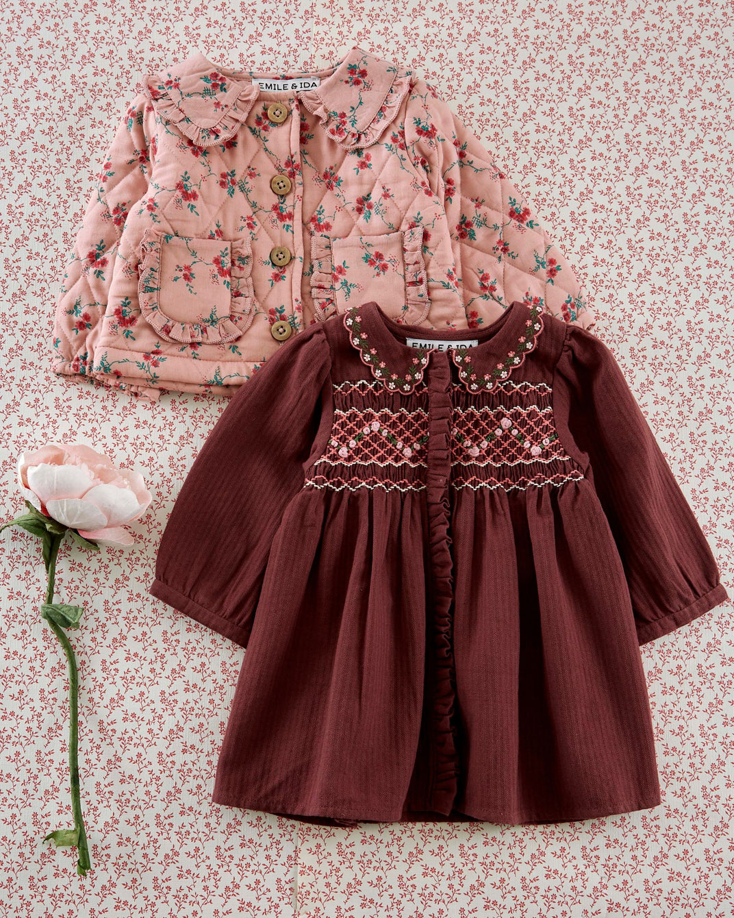 Veste matelassée rose à fleurs rouges