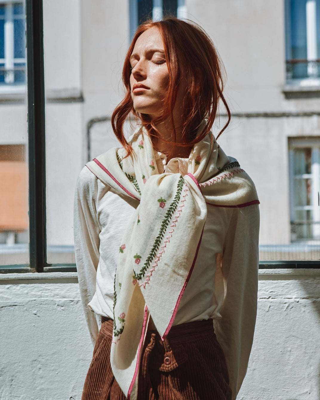 Foulard brodé roses écru 100 x 100 cm