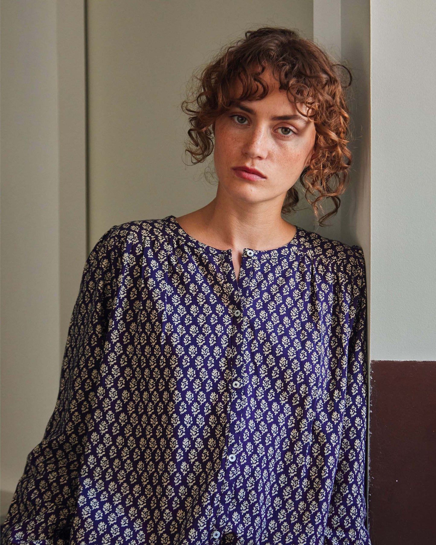 Blouse fleurs marine et écru