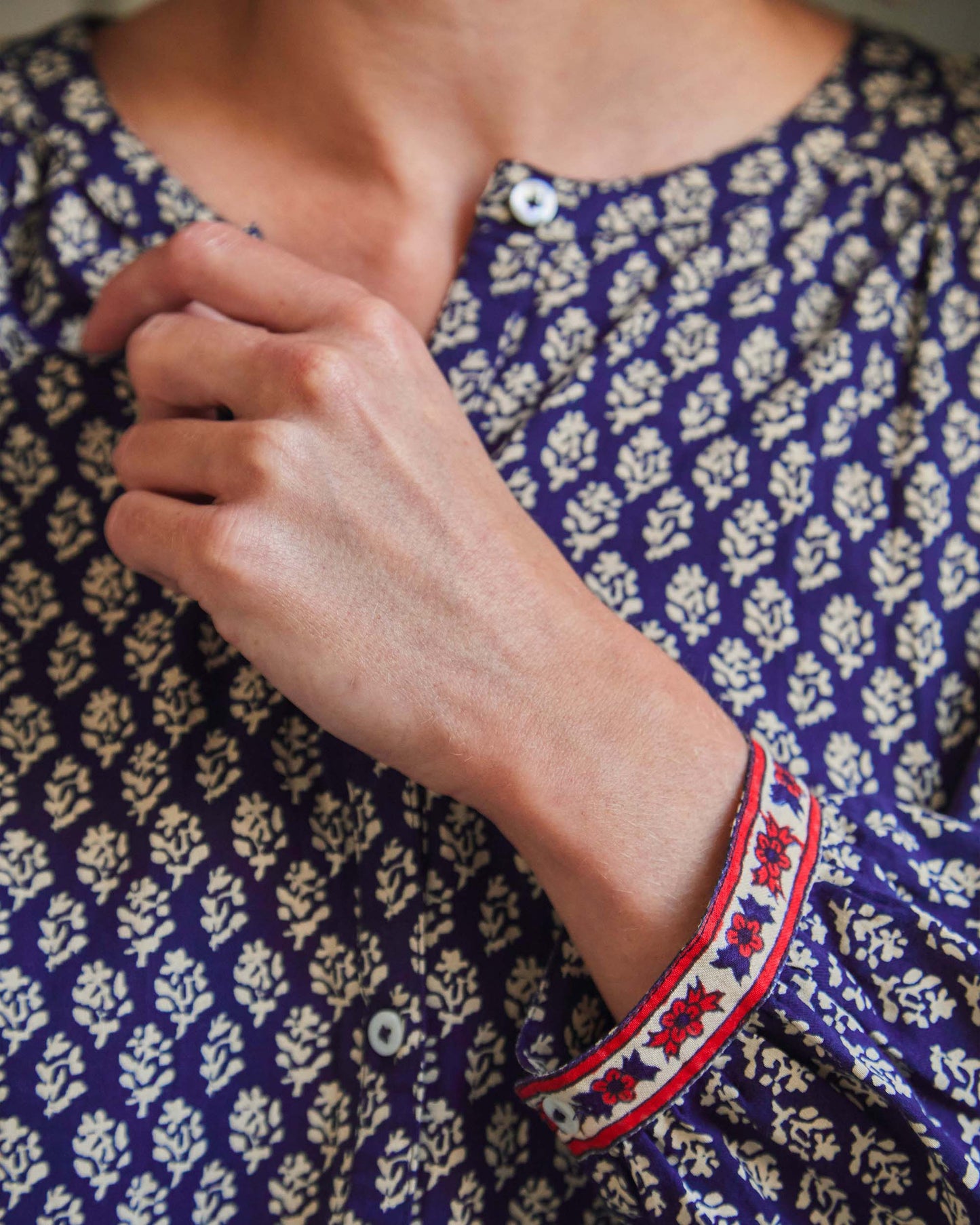 Blouse fleurs marine et écru