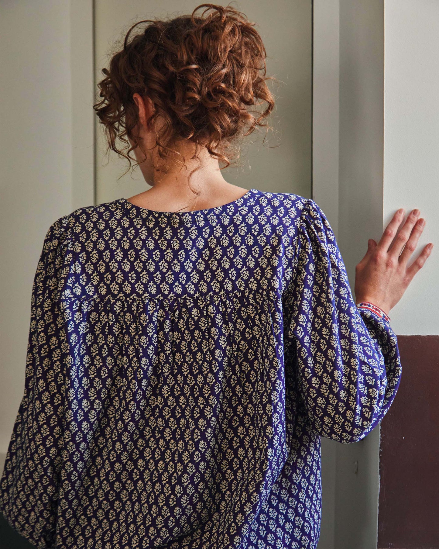 Blouse fleurs marine et écru