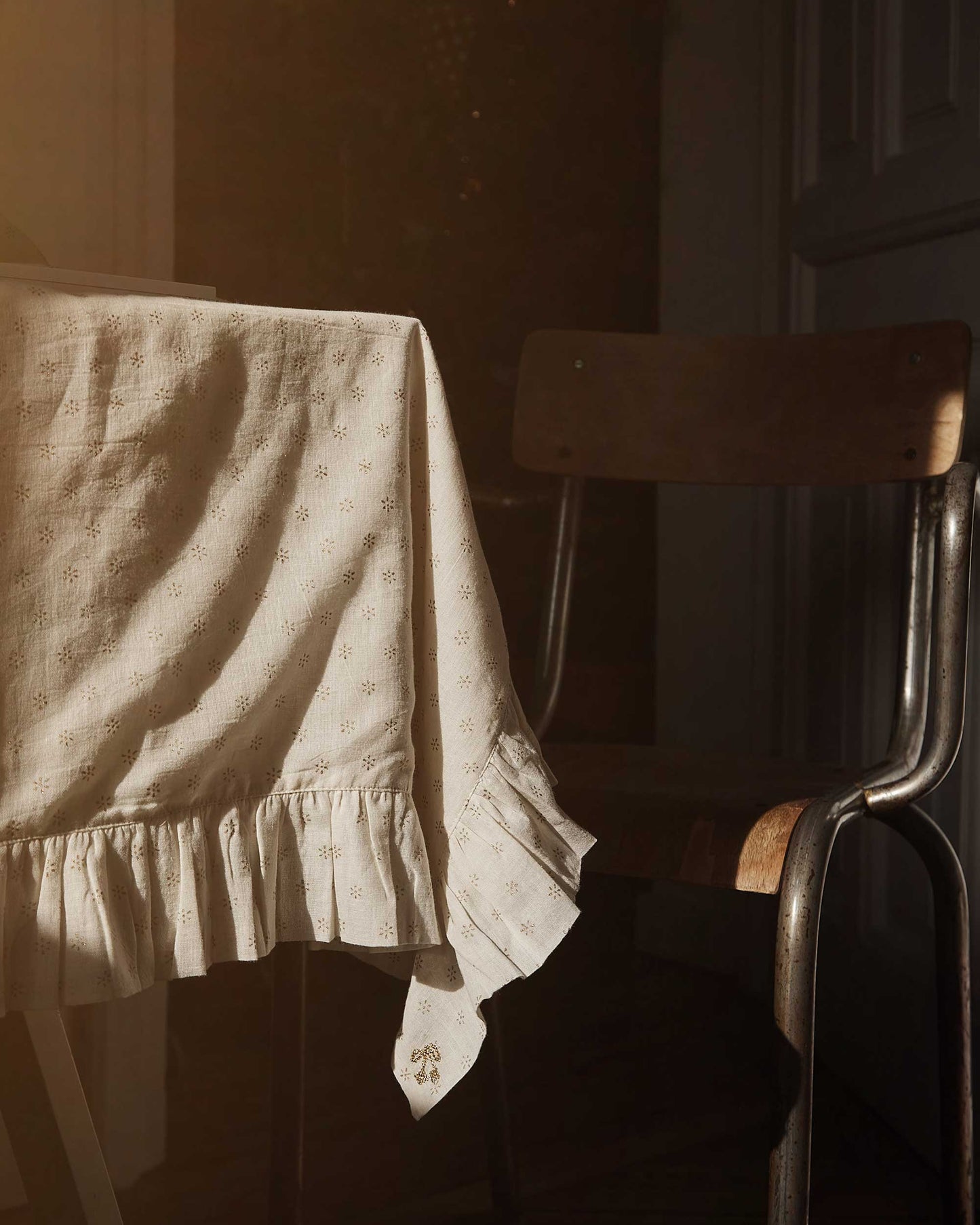 Nappe aux motifs dorés écru