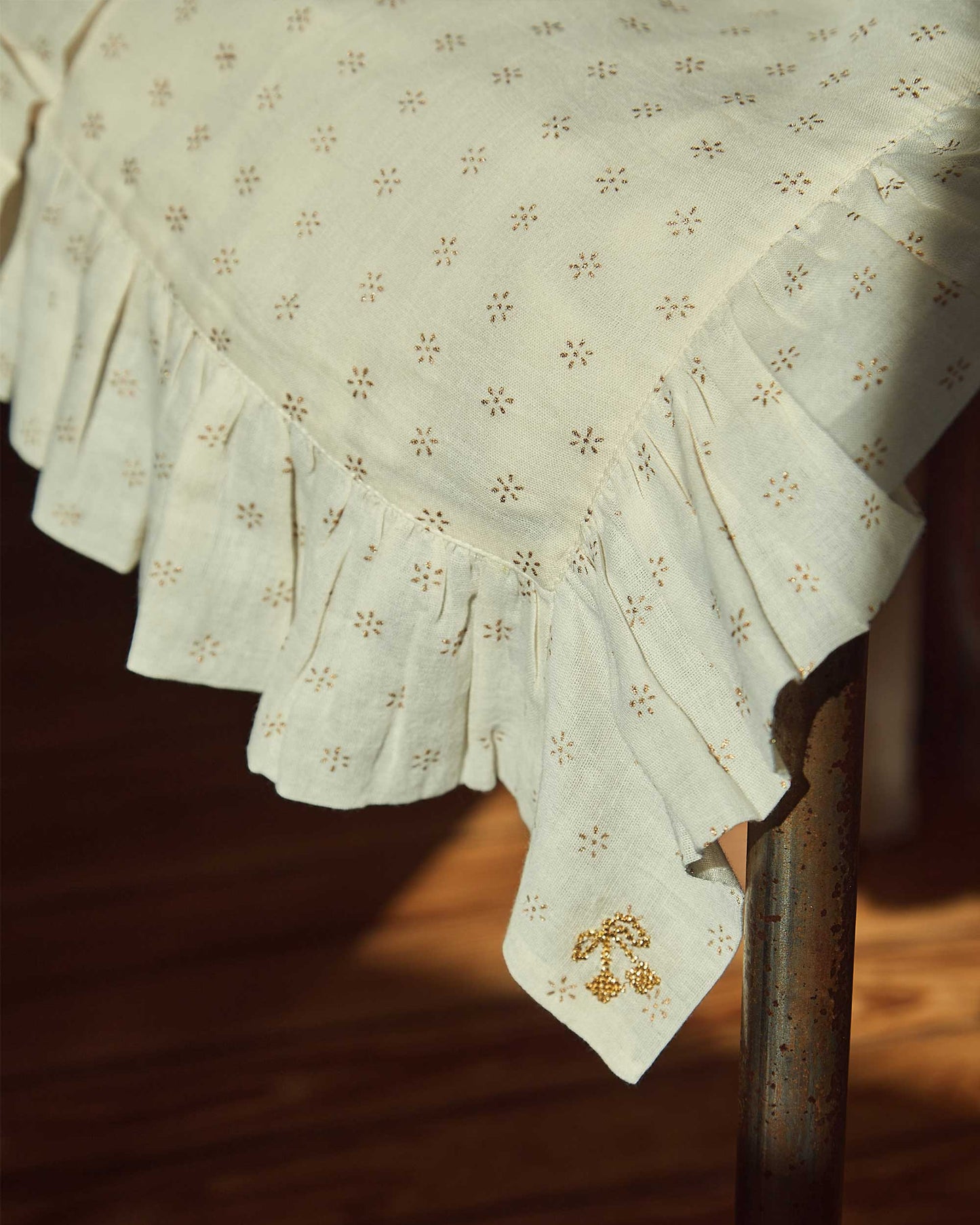 Nappe aux motifs dorés écru