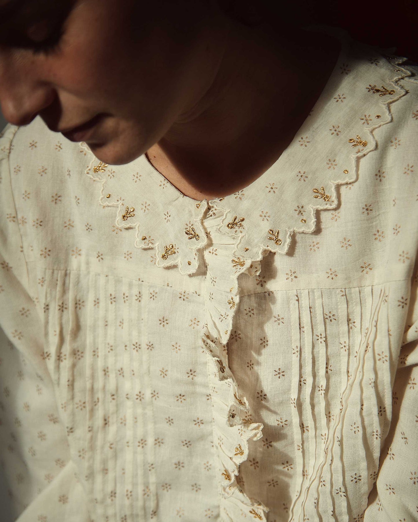 Blouse motifs dorés écru