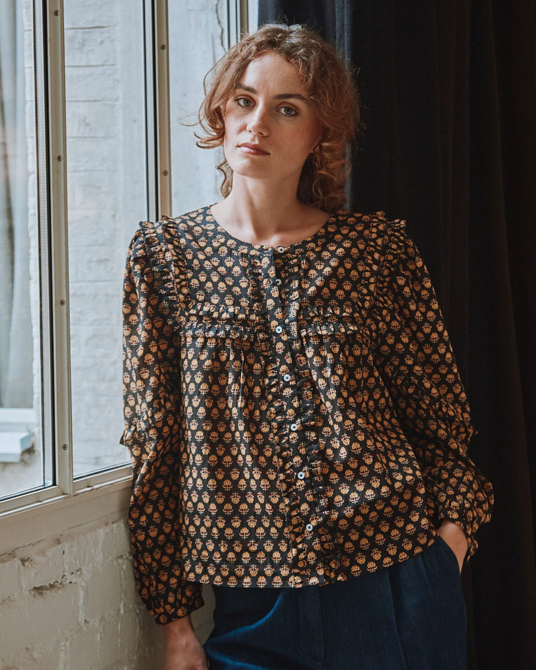 Blouse volantée noire à fleurs