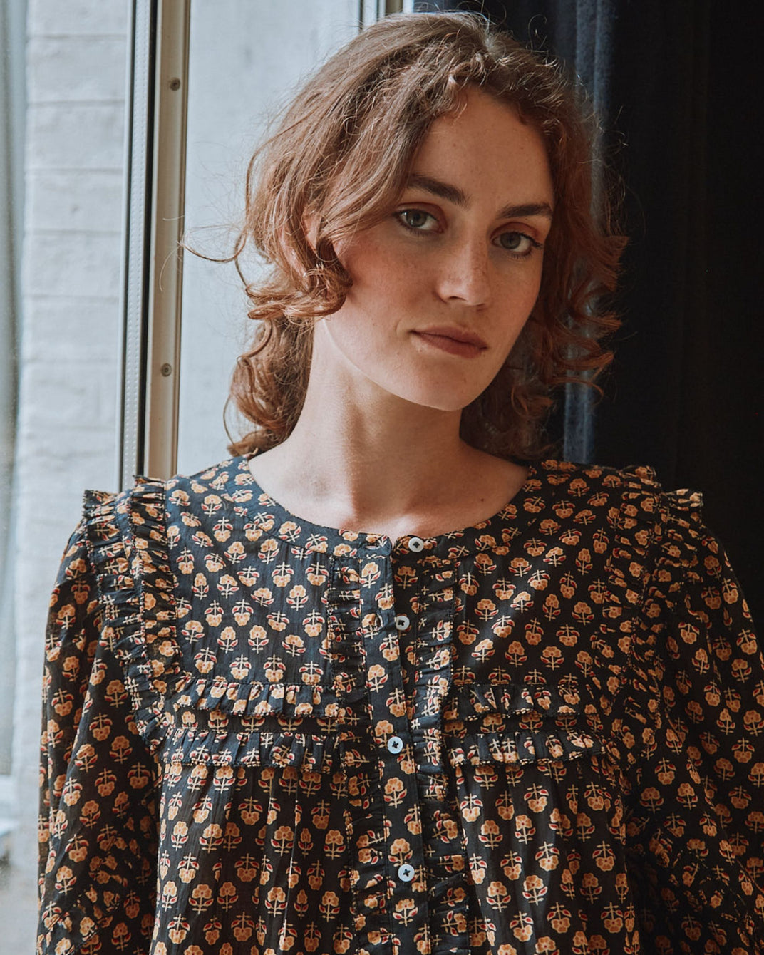 Blouse volantée noire à fleurs