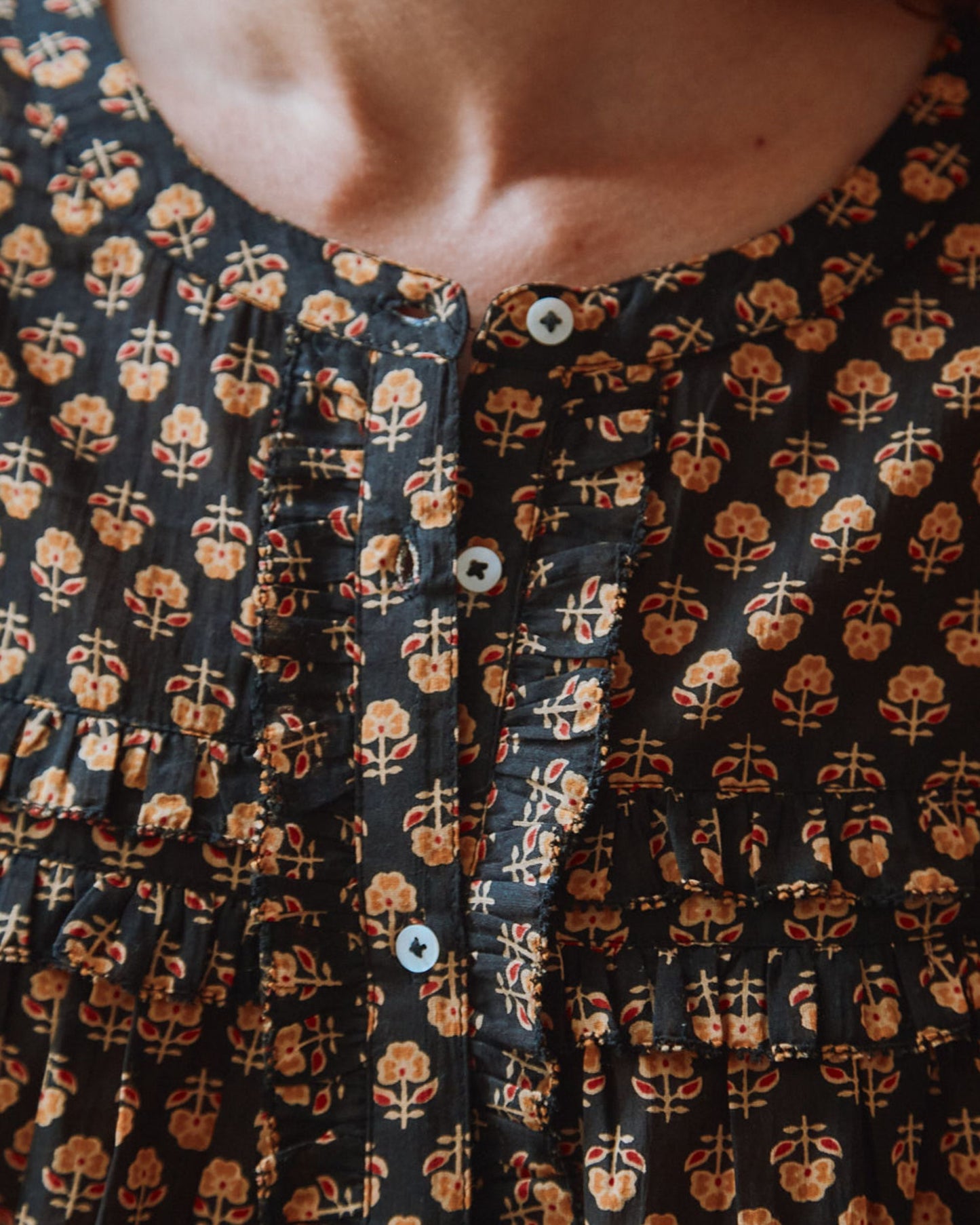 Blouse volantée noire à fleurs