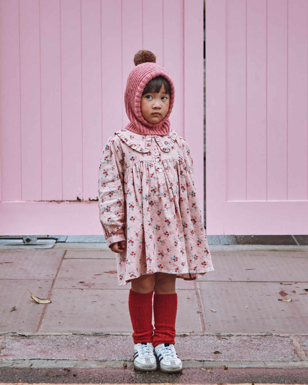 Robe ample rose à fleurs rouges