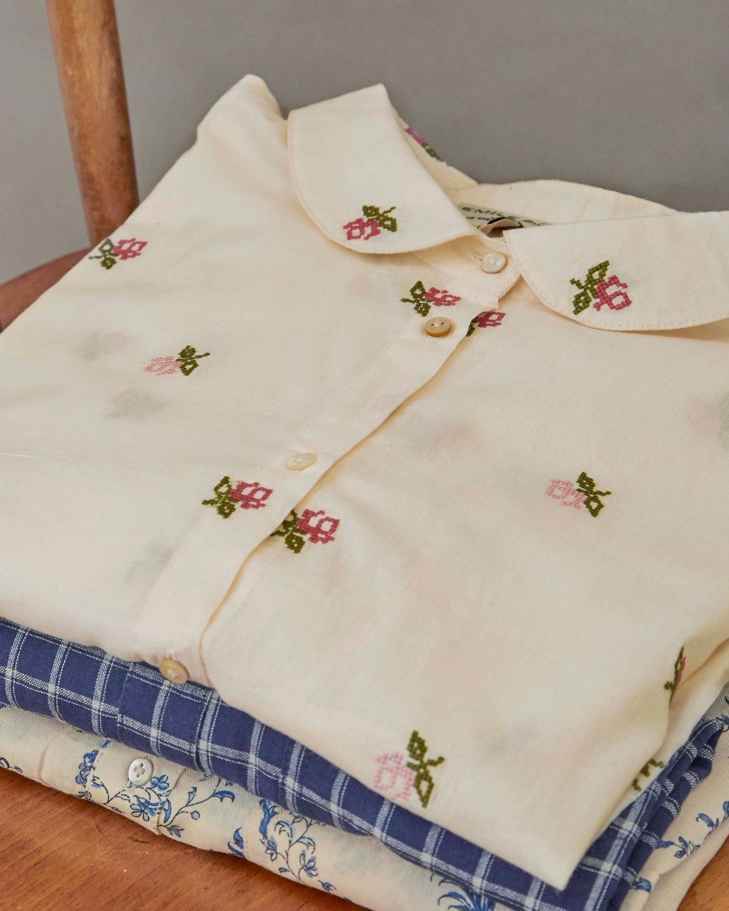 short blouse embroidered with ao roses in cream