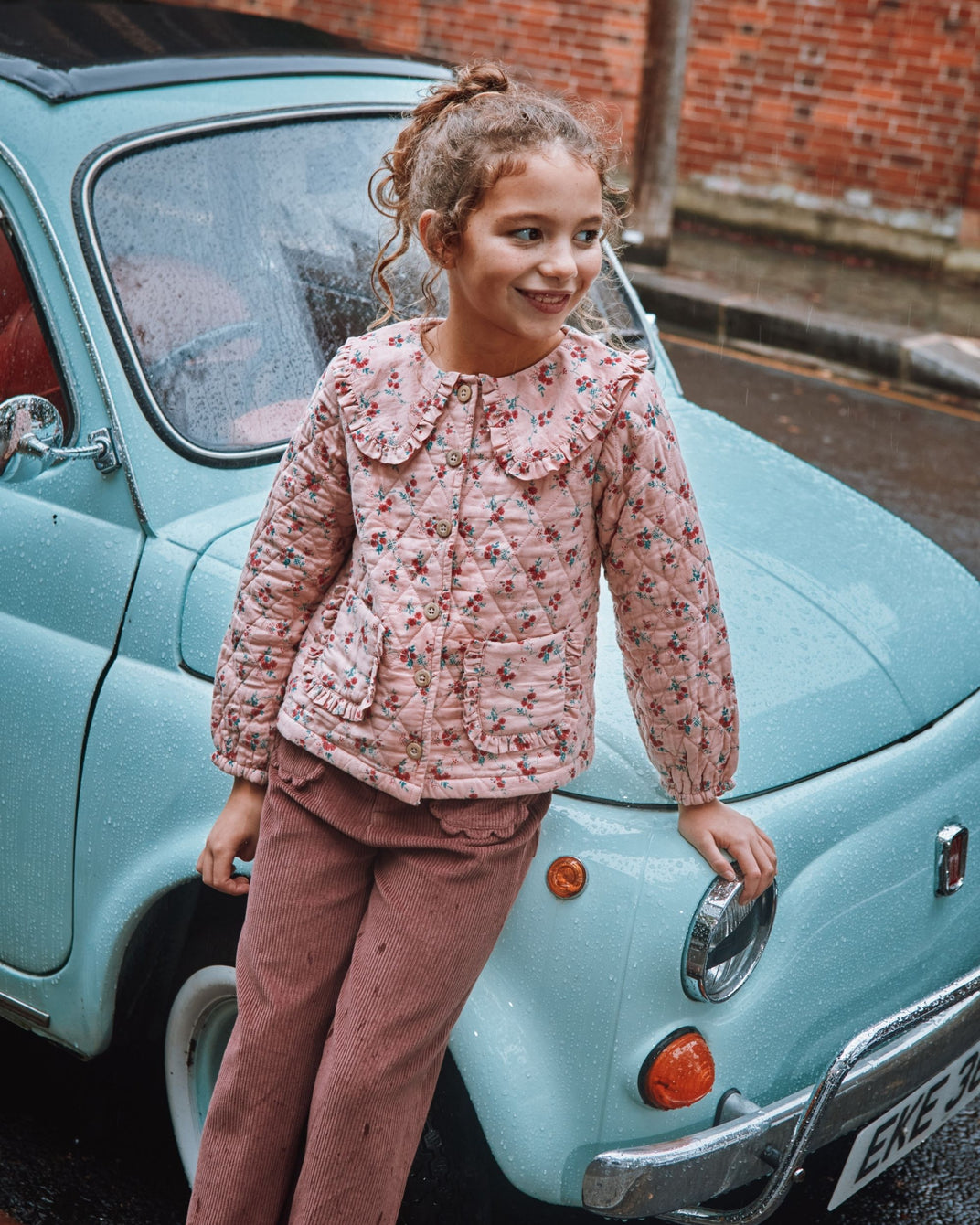 Veste matelassée rose à fleurs rouges