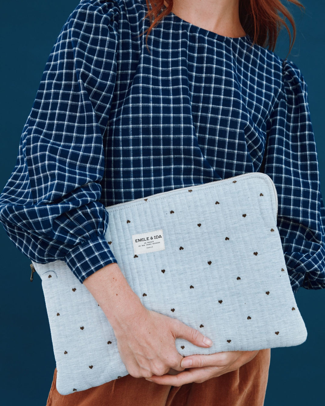 Pochette d'ordinateur coeur gris