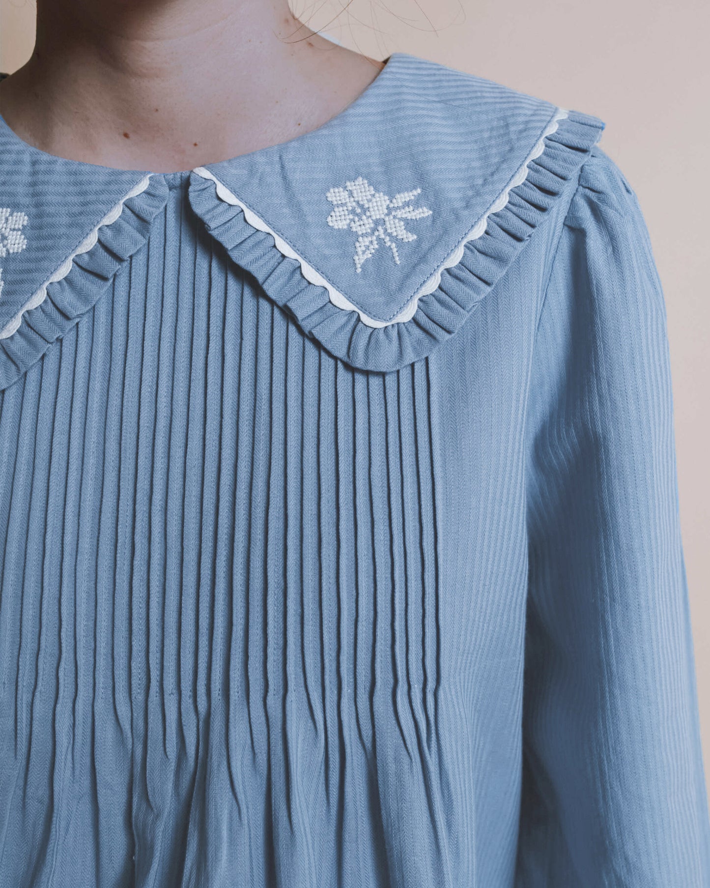 Blouse - Grand col brodé point de croix bleu