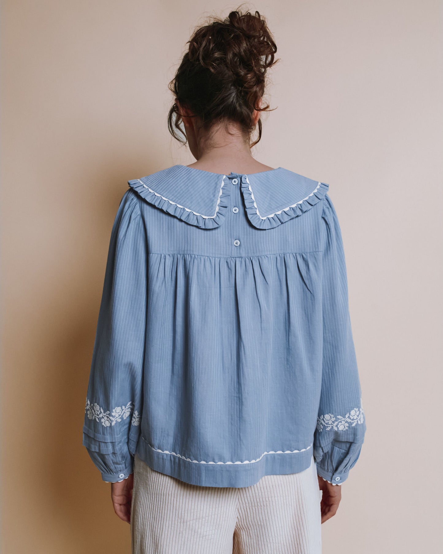 Blouse - Grand col brodé point de croix bleu