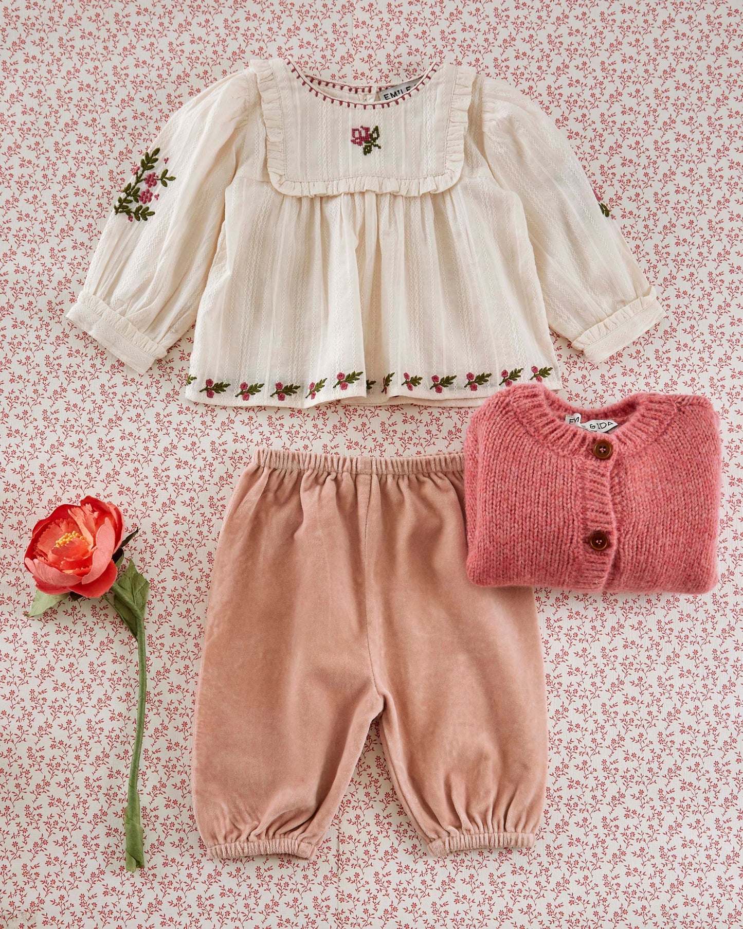Blouse brodée à fleurs écru