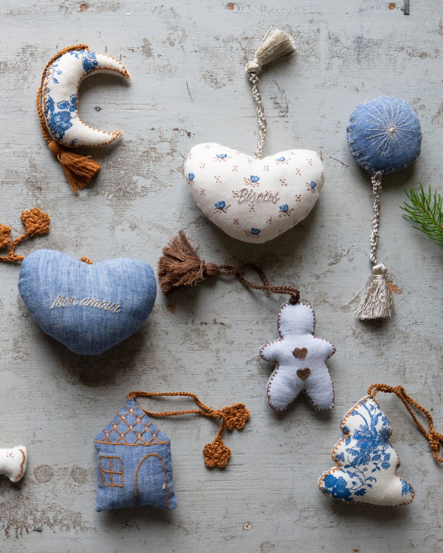 Décoration coeur crème fleurs bleues