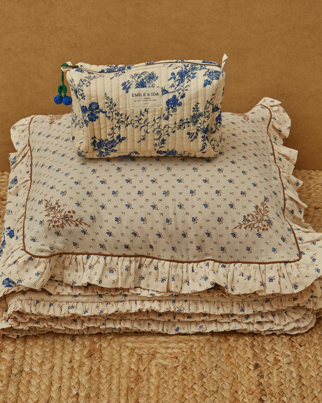 Housse de coussin crème fleurs bleues