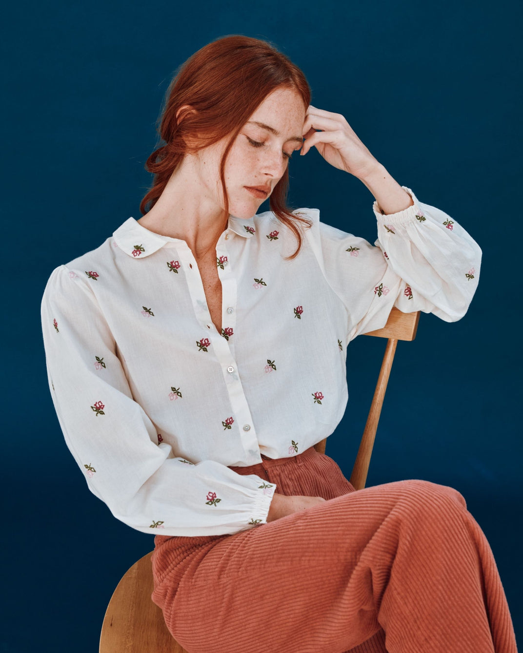 short blouse embroidered with ao roses in cream