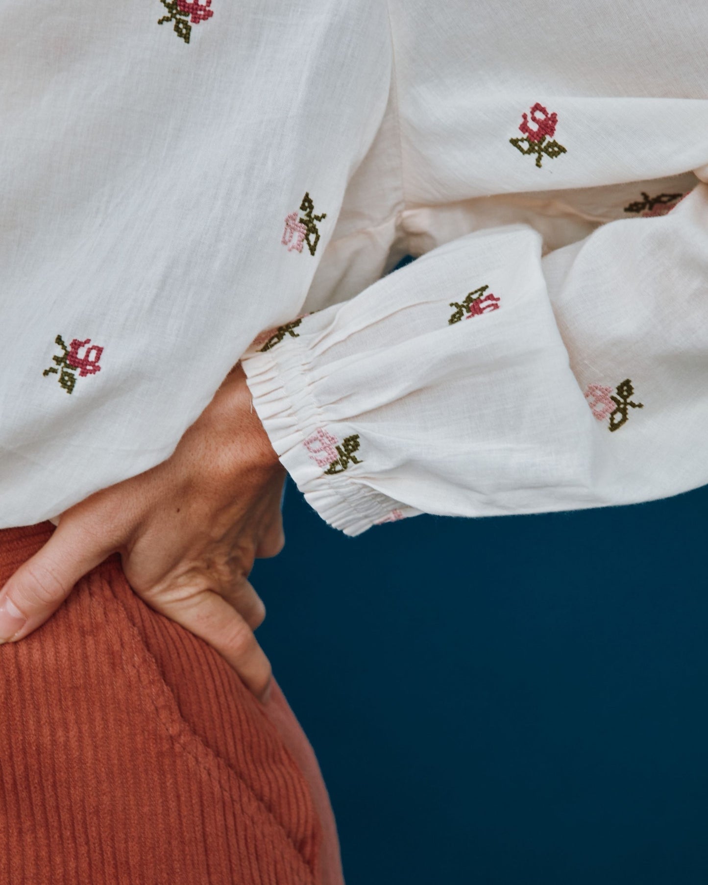 short blouse embroidered with ao roses in cream