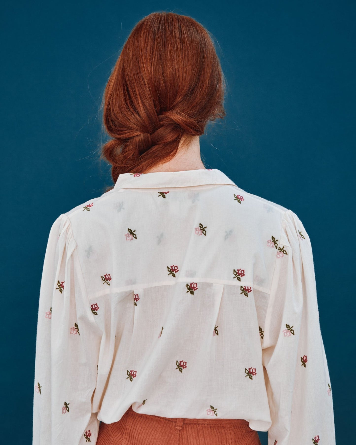 short blouse embroidered with ao roses in cream