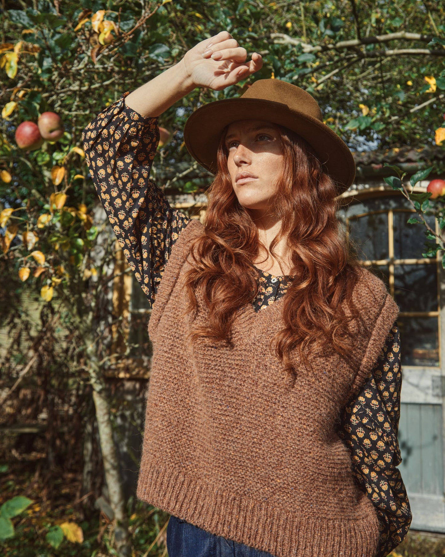 Blouse volantée noire à fleurs