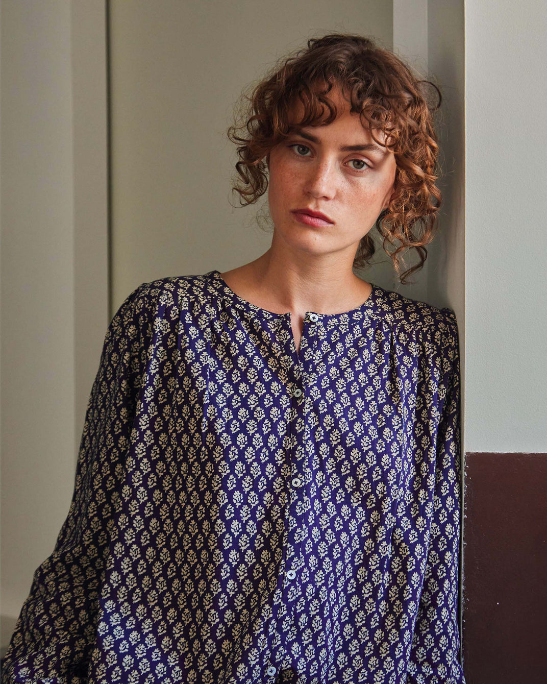 Blouse fleurs marine et écru