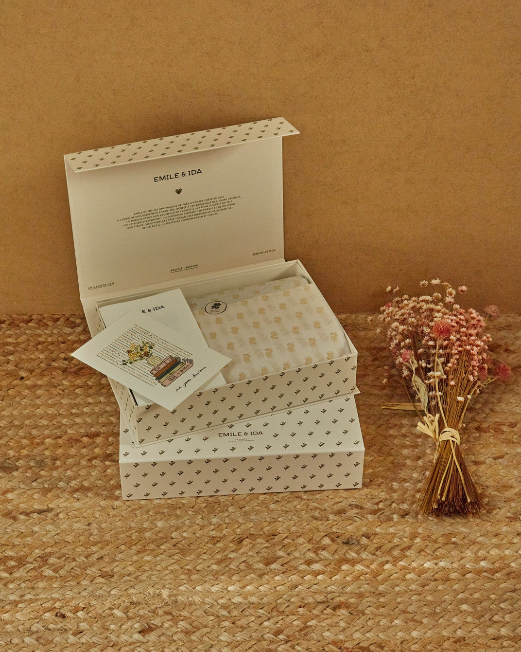 Boîte cadeau jonquille écru