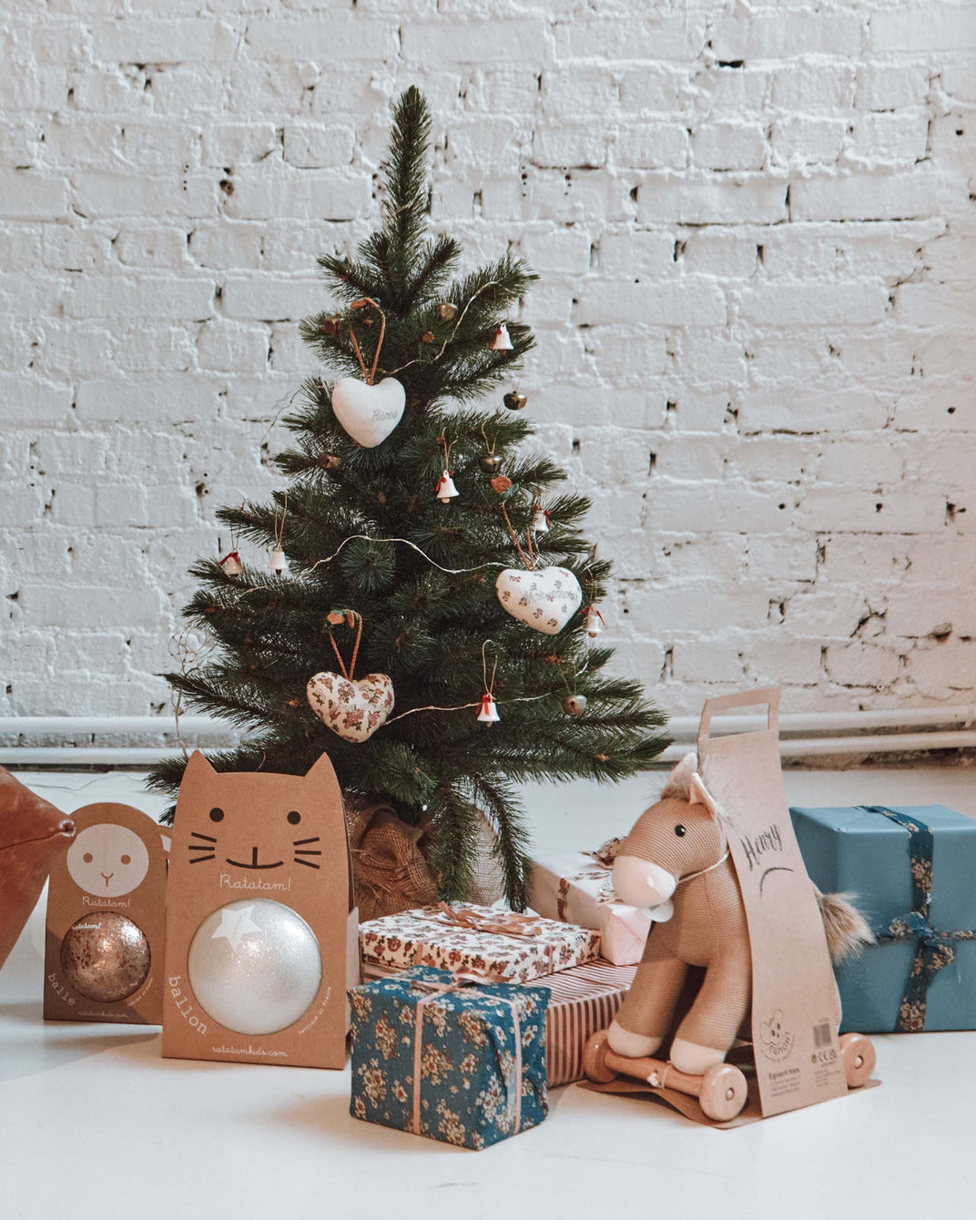 Decorative heart "Kisses" cream velvet