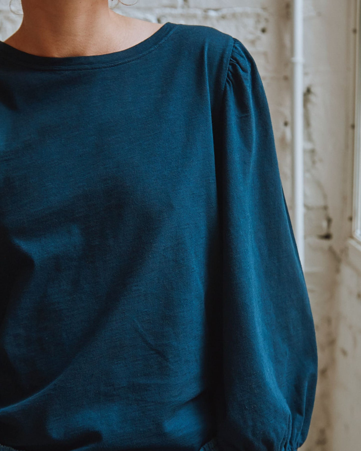 Organic cotton balloon sleeve t-shirt in blueish black