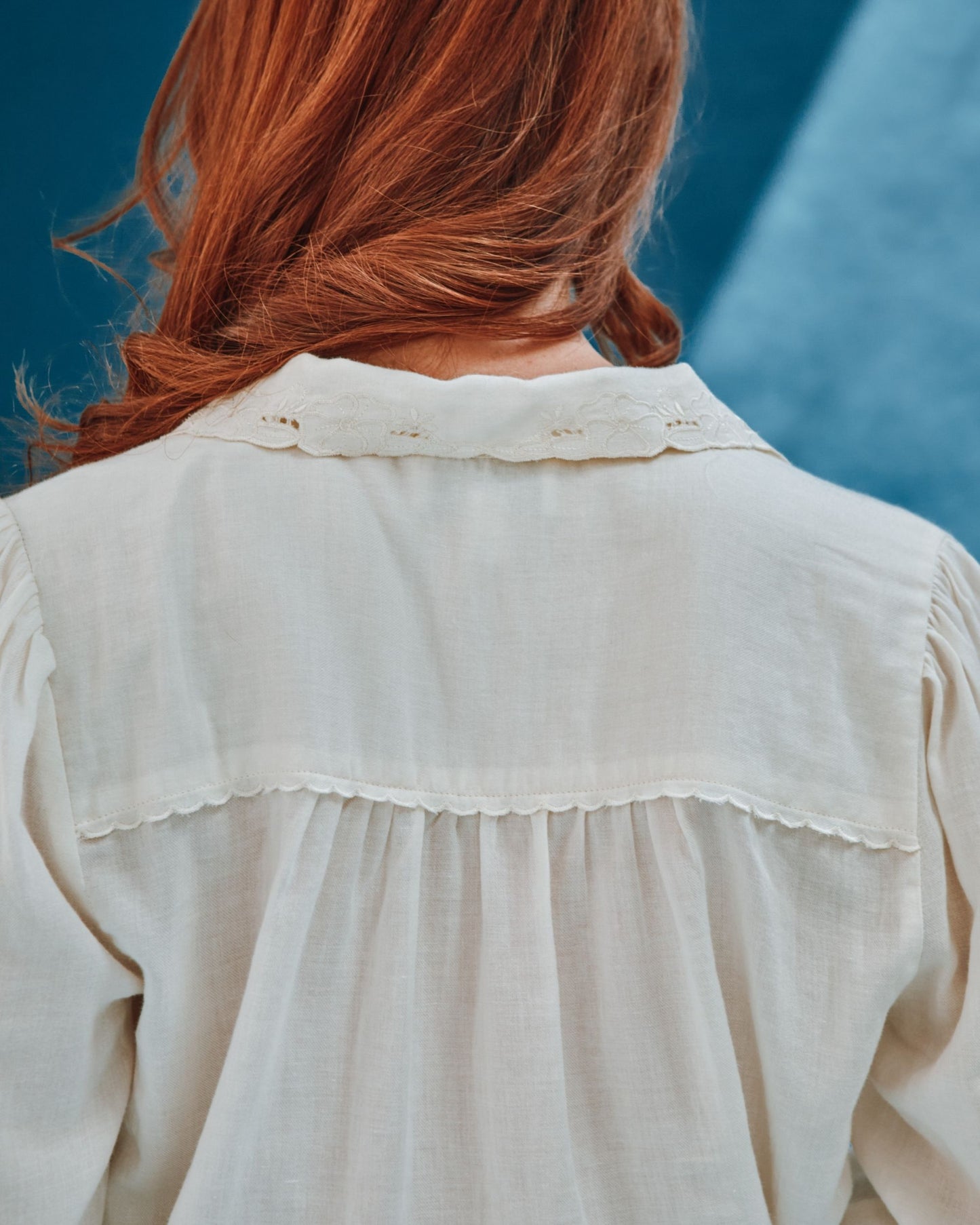 Blouse brodée en coton écru