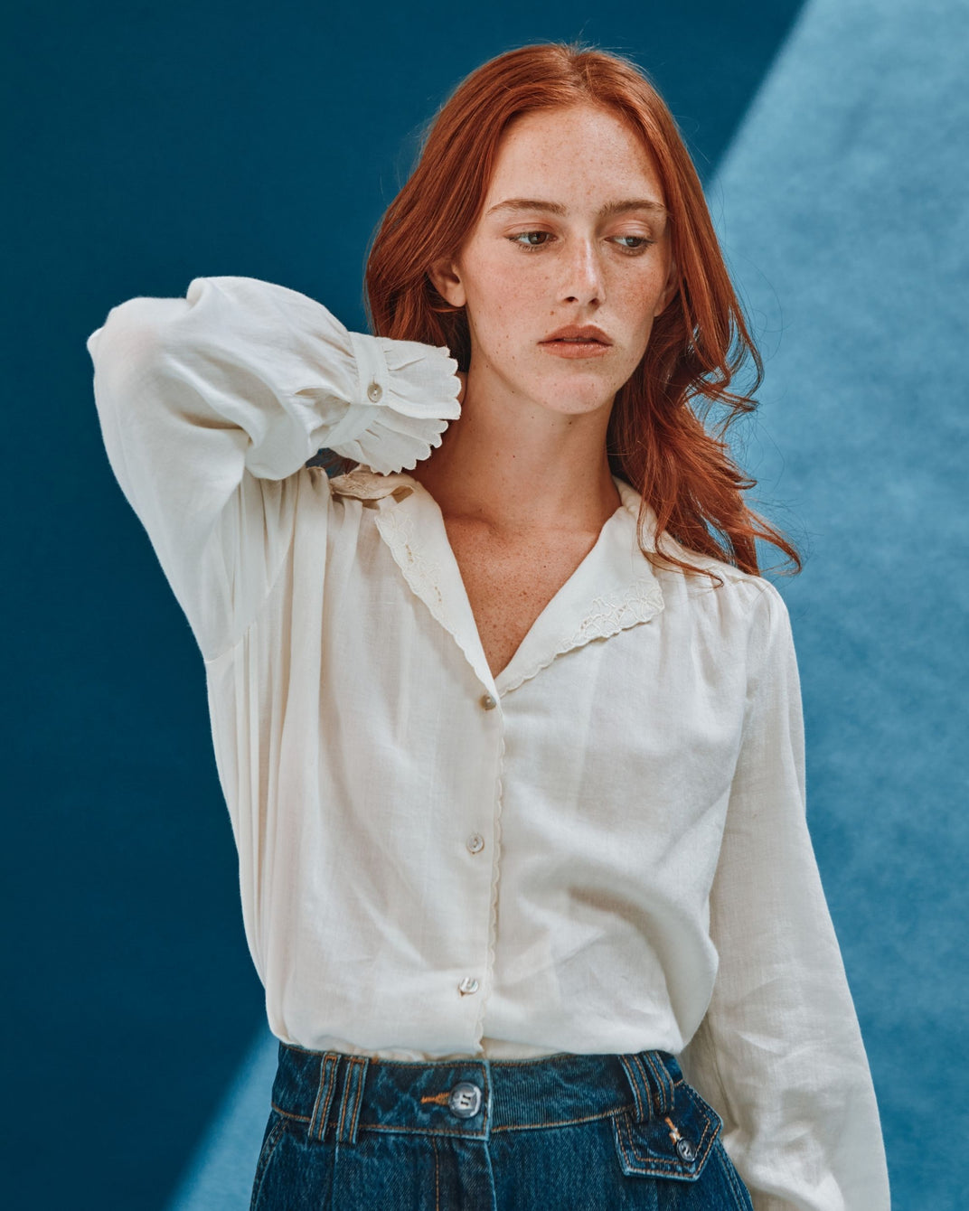 Blouse brodée en coton écru