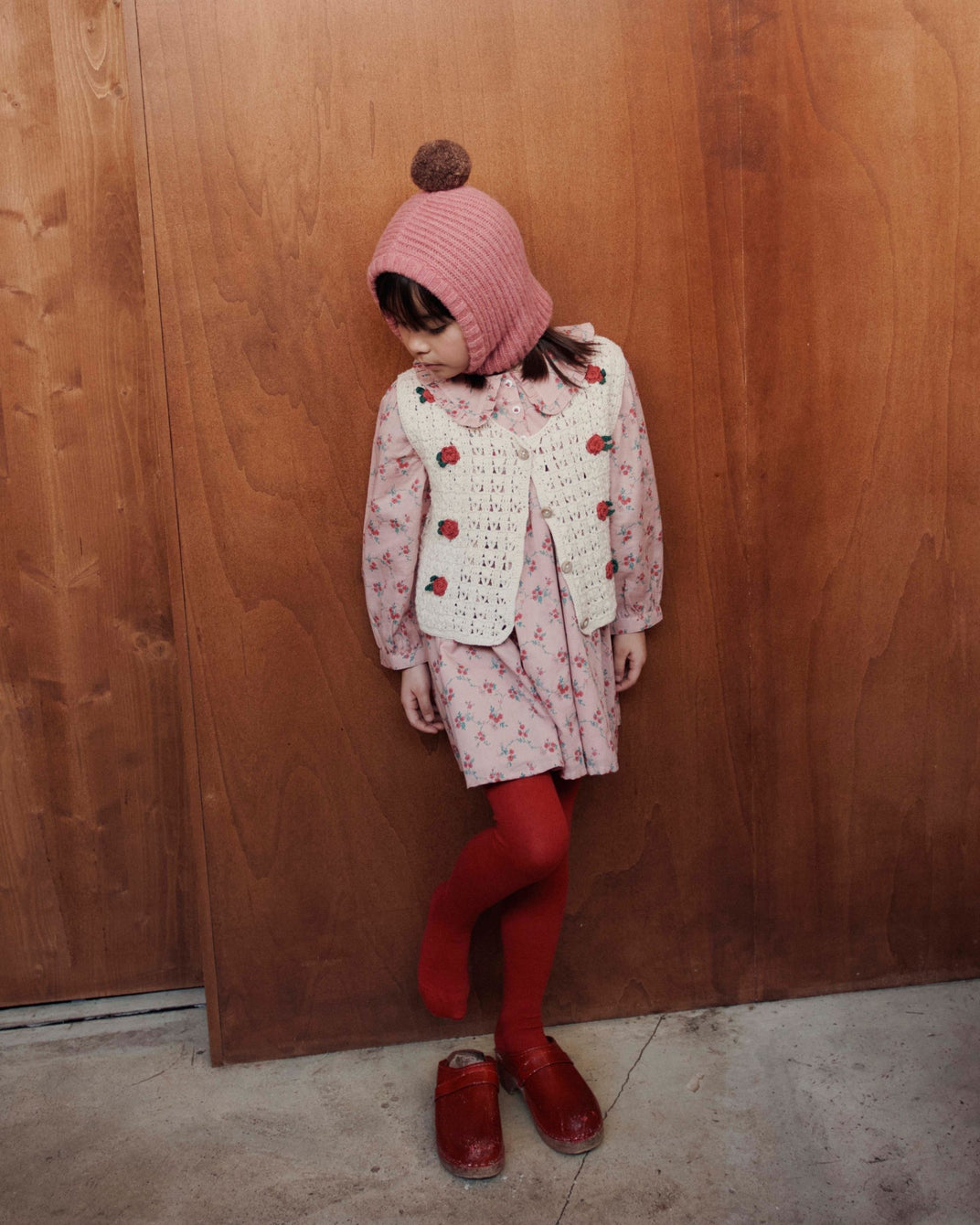 Robe ample rose à fleurs rouges