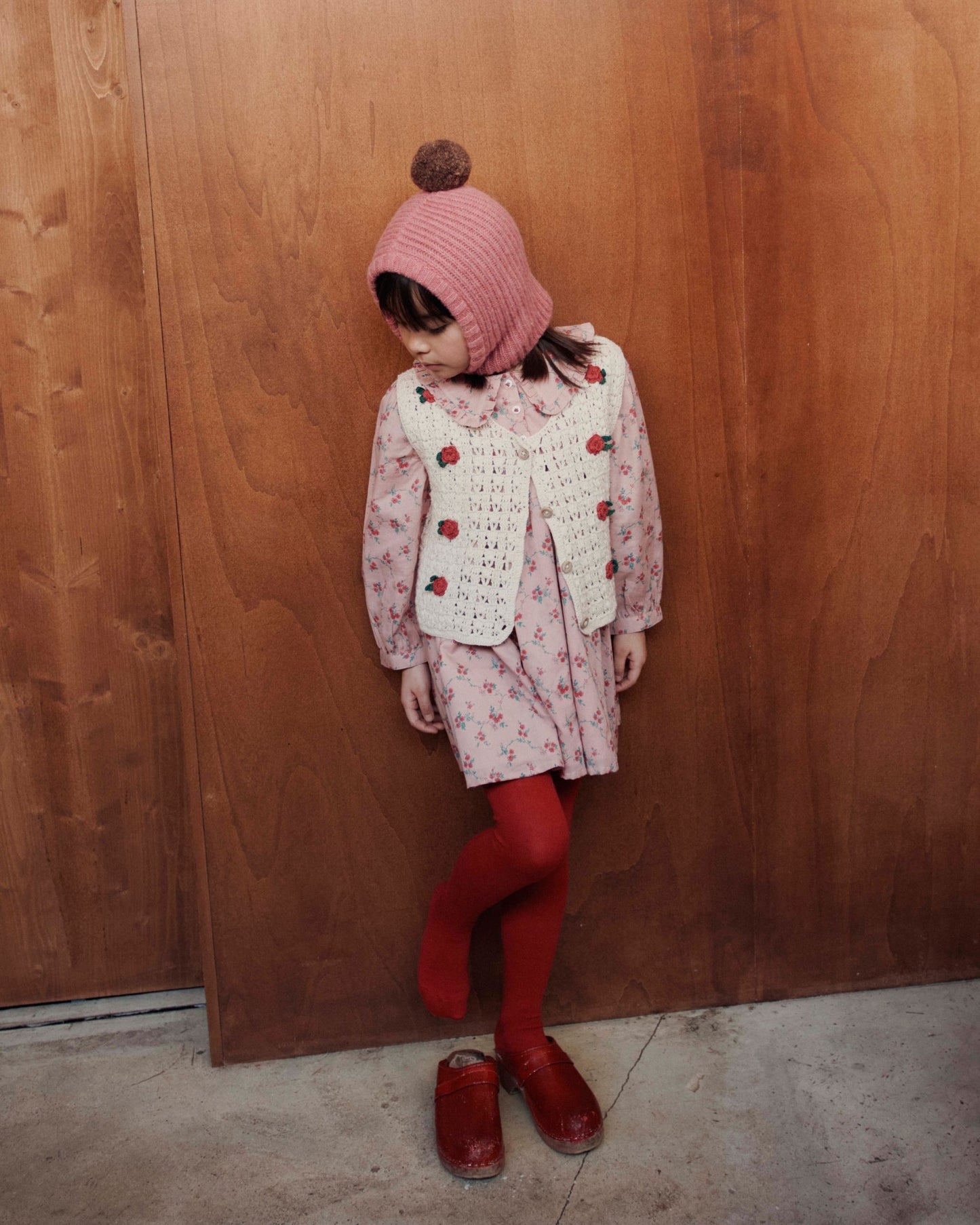 Robe ample rose à fleurs rouges