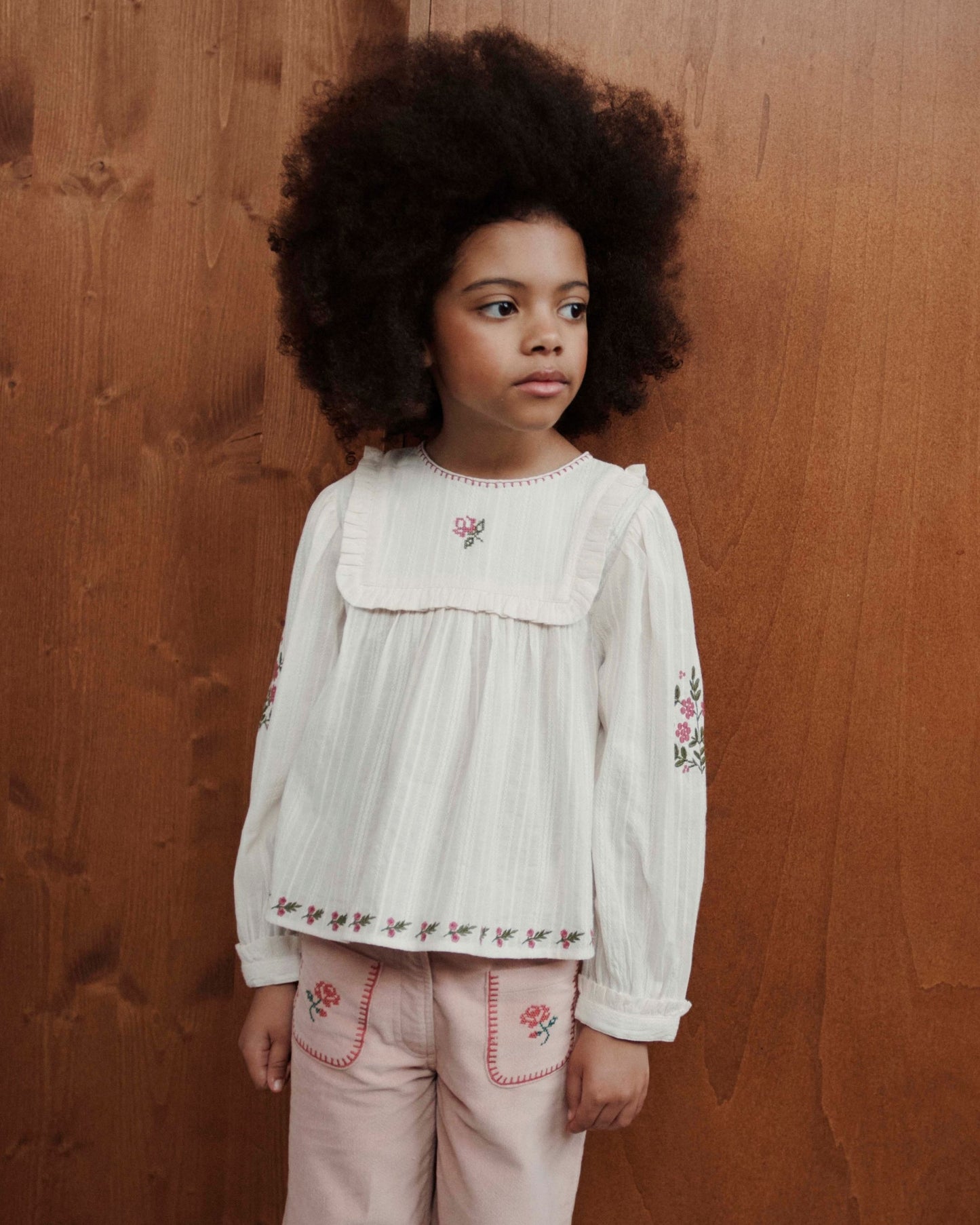 Blouse brodée à fleurs écru