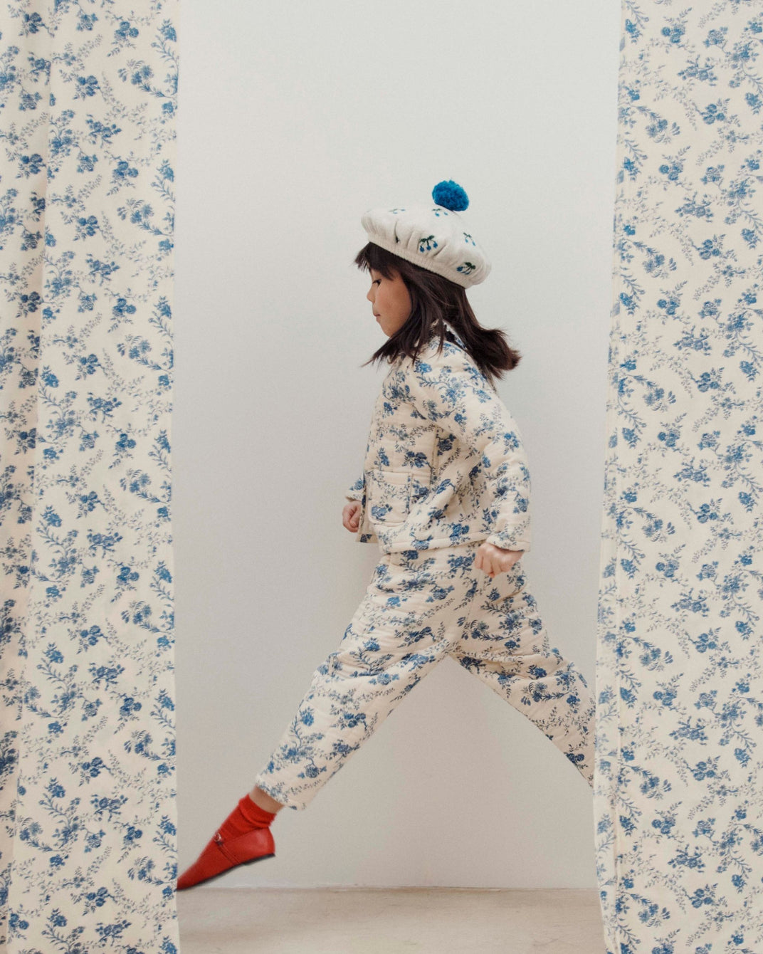 Béret cerise écru et bleu