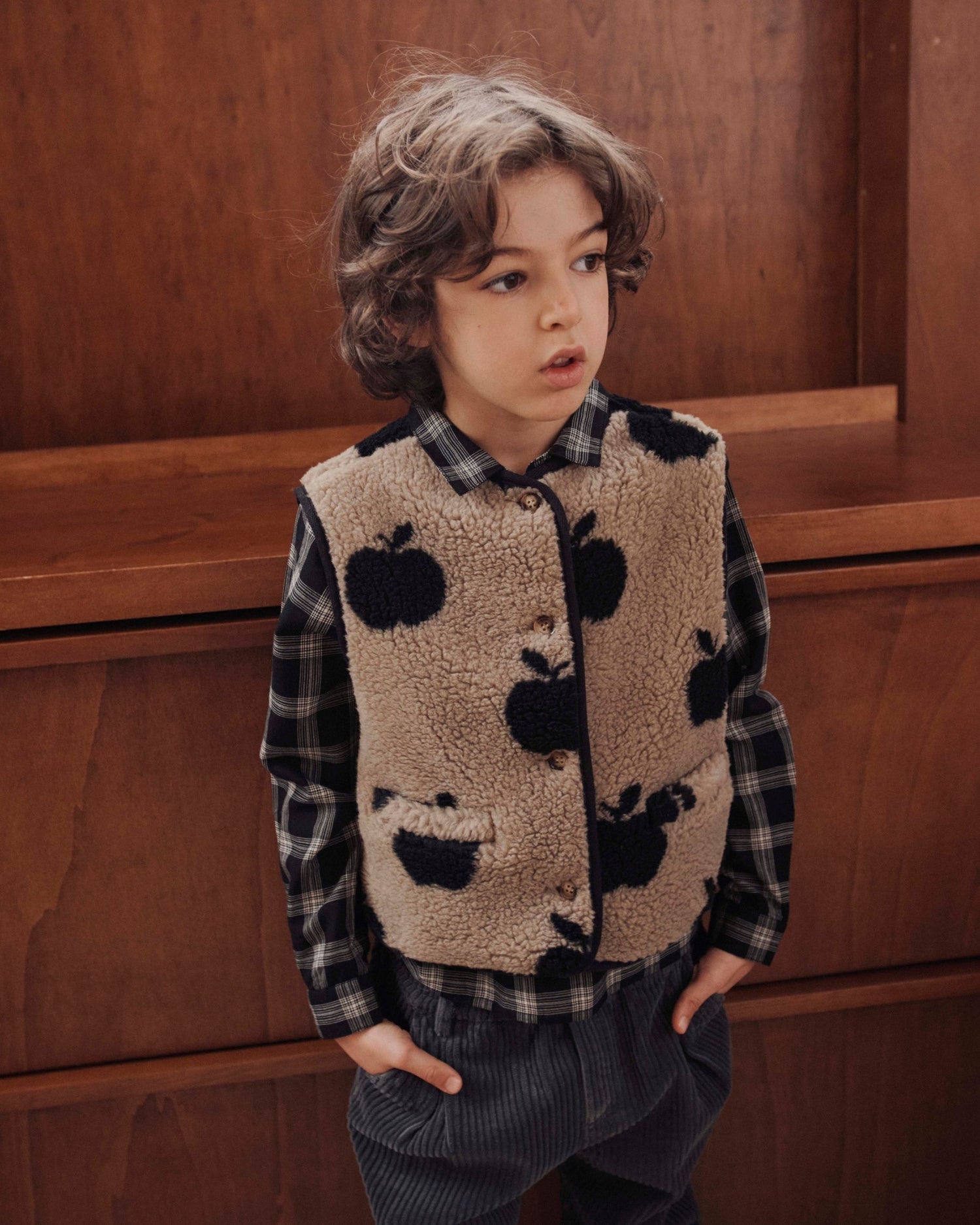 Veste sans manches enfant sherpa pommes grège – Emile et Ida