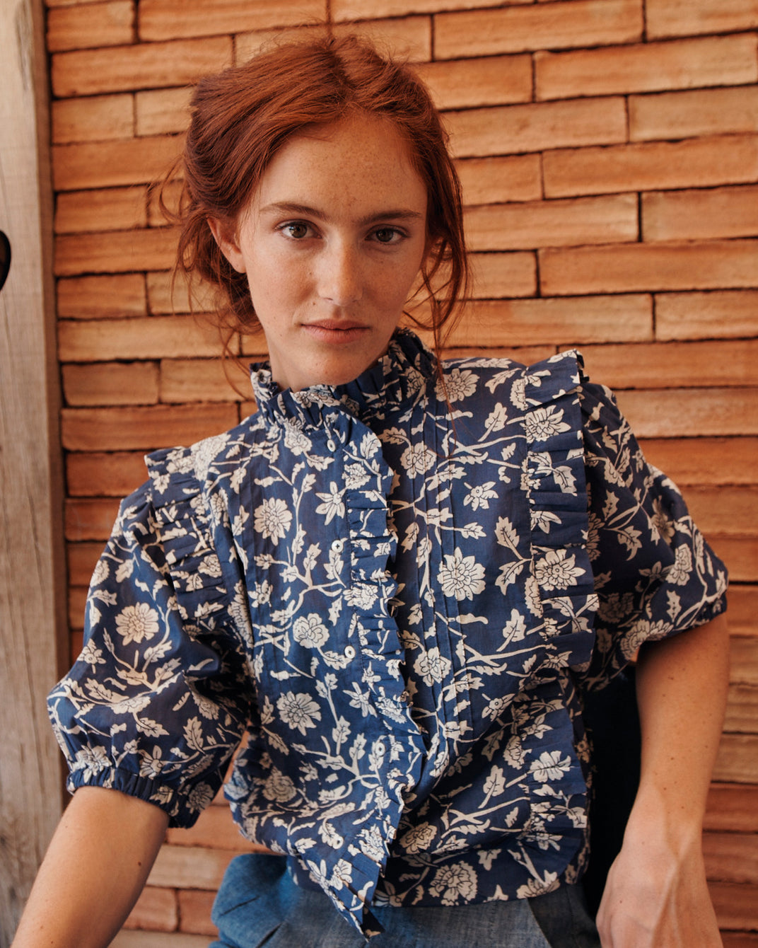 Blouse crop bleue à fleurs blanches