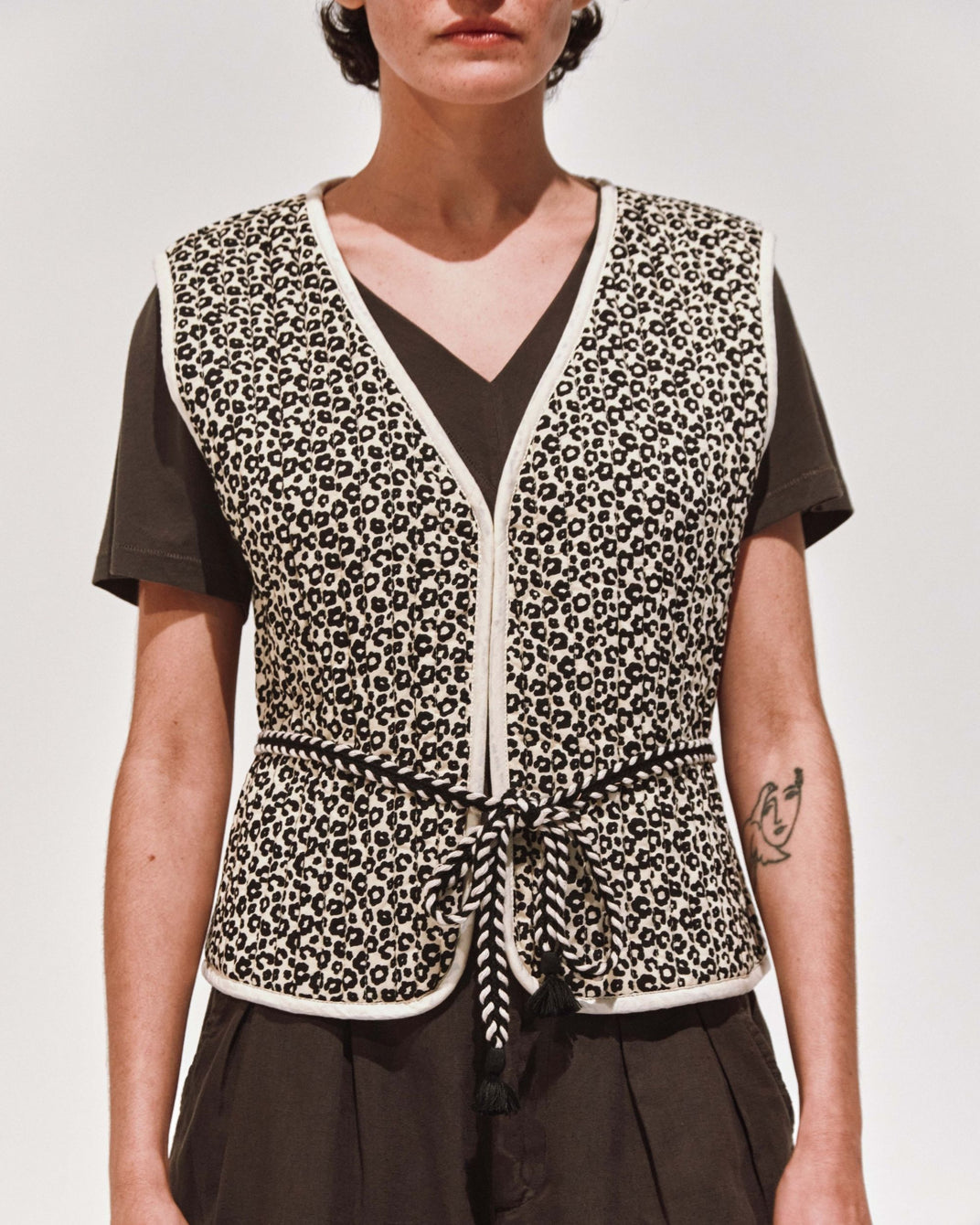 Black and white leopard sleeveless jacket