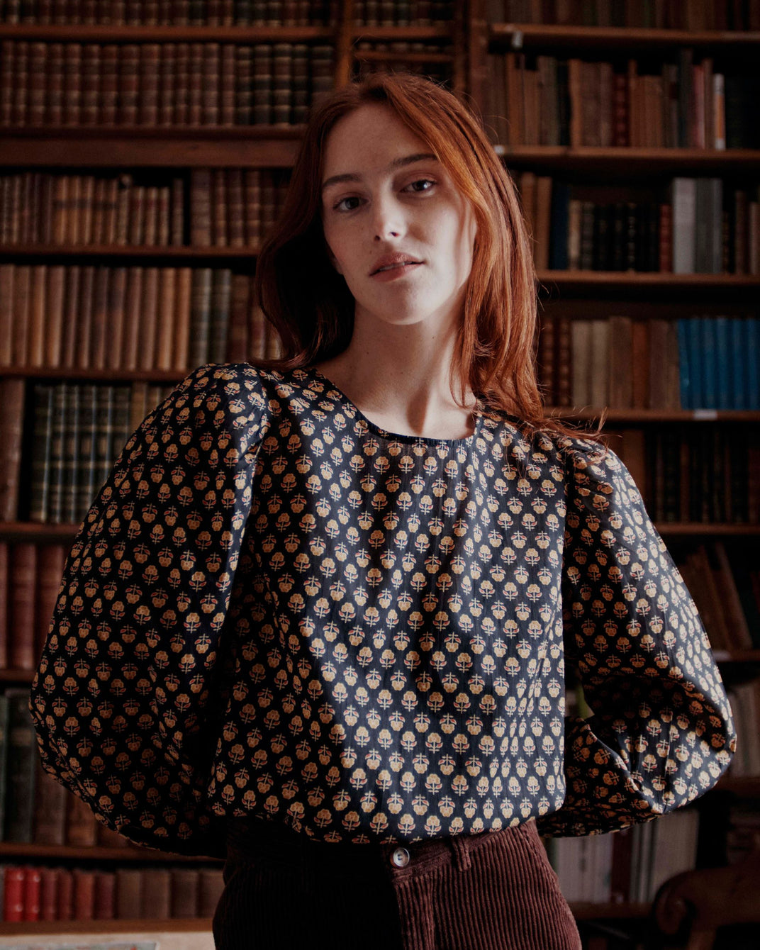 Blouse noire à fleurs beiges