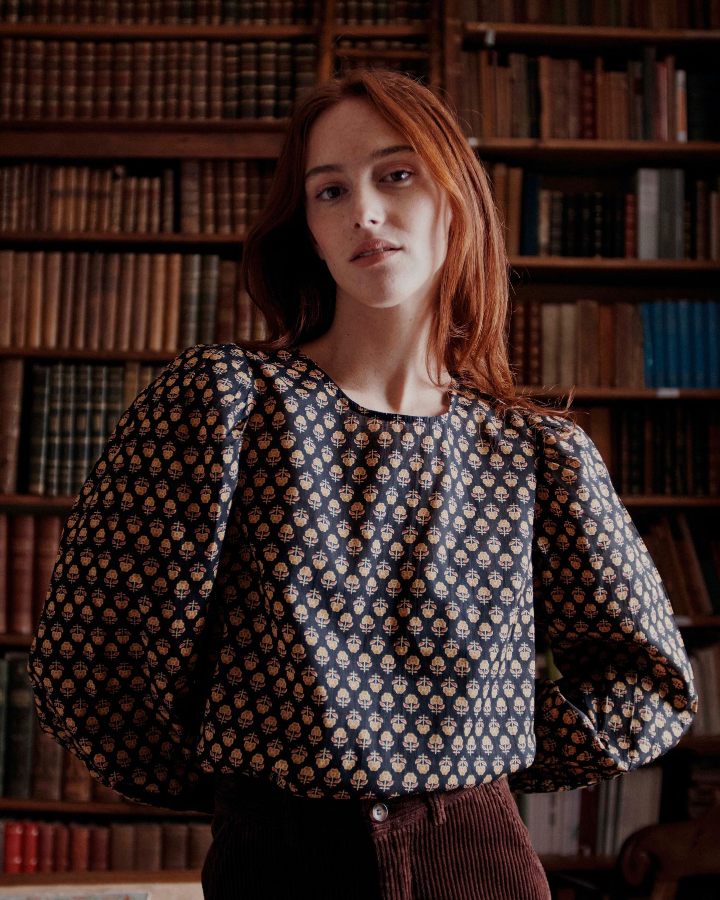 Blouse noire à fleurs beiges