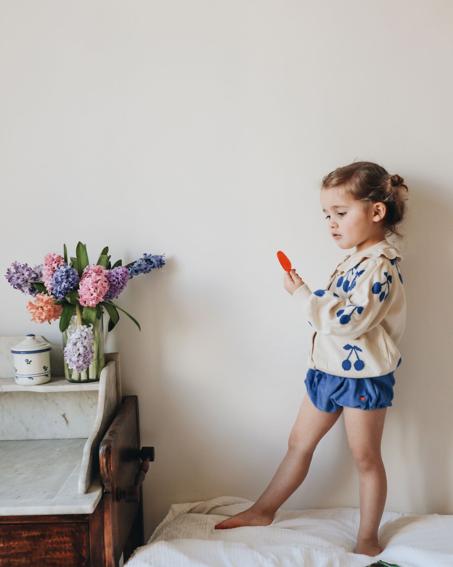 Cherry cardigan in organic cotton, ecru and blue