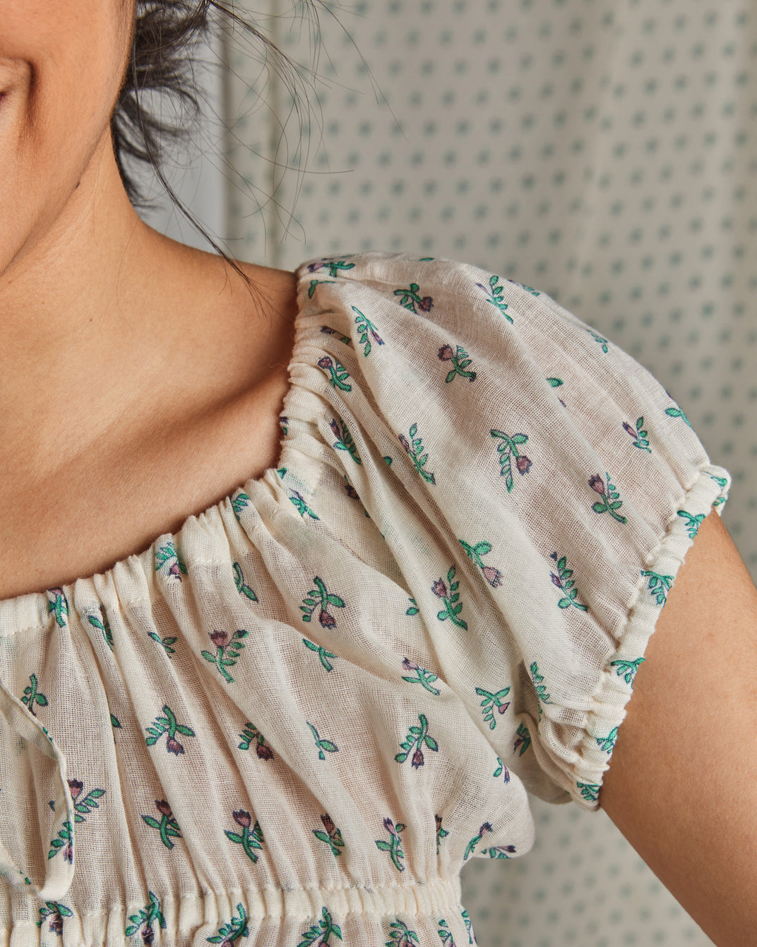 Ecru cotton top with purple daffodil