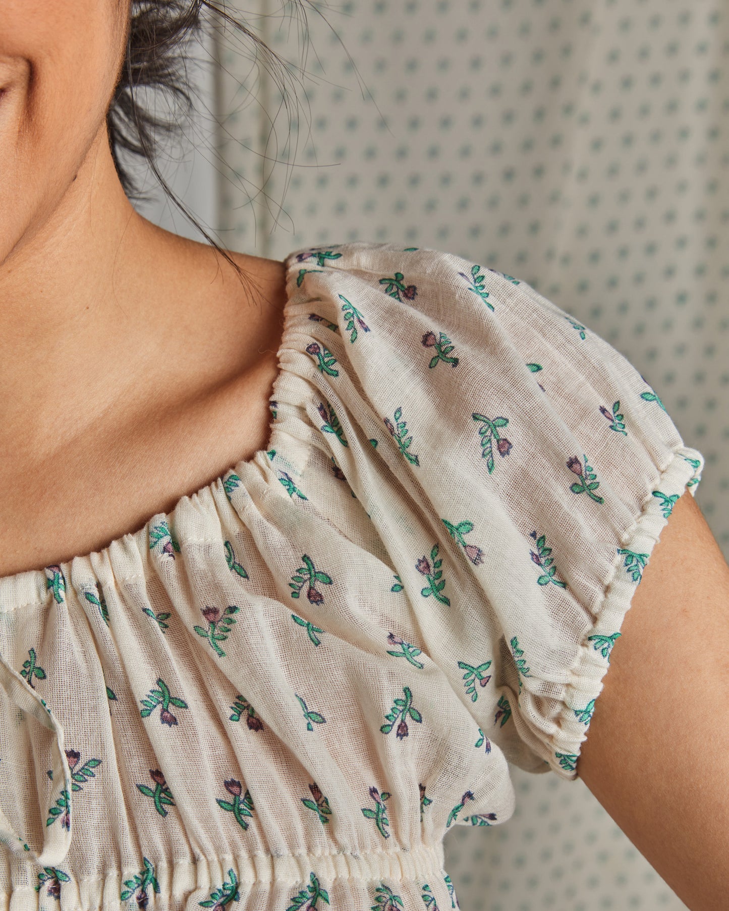 Ecru cotton top with purple daffodil